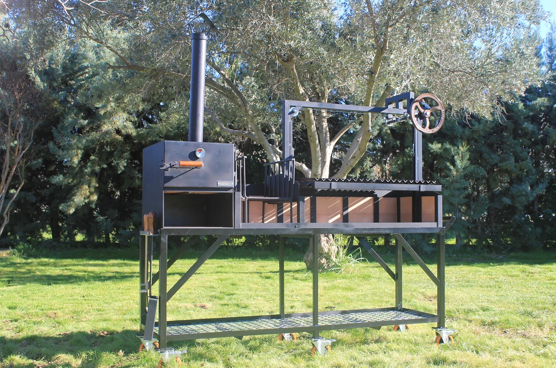 Estación de cocina exterior Kandinsky con parrilla argentina de gran formato y horno lateral con chimenea independiente