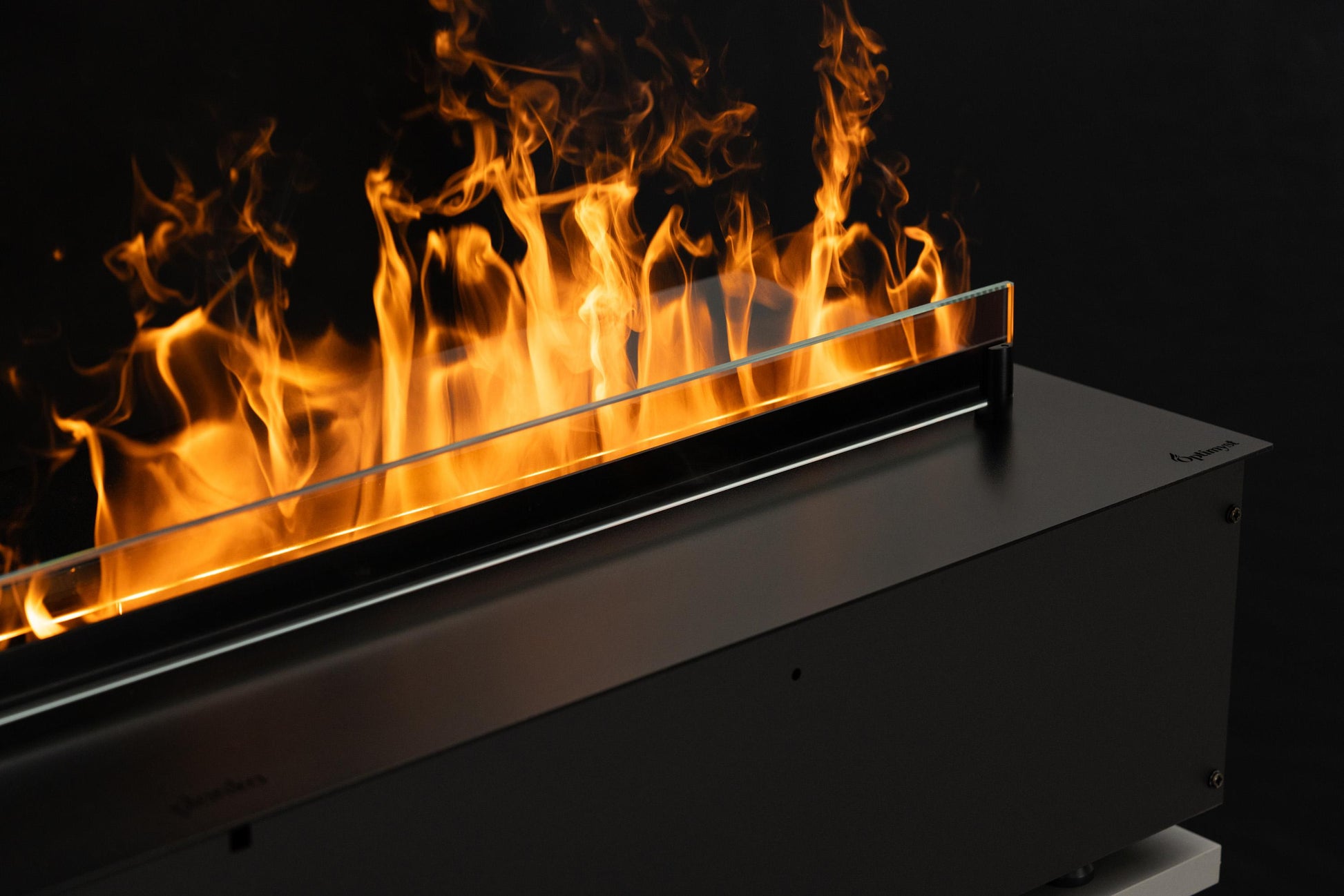 Detalle de la tecnología de llama LED y vapor de agua de Planika, imitando perfectamente el movimiento del fuego real.