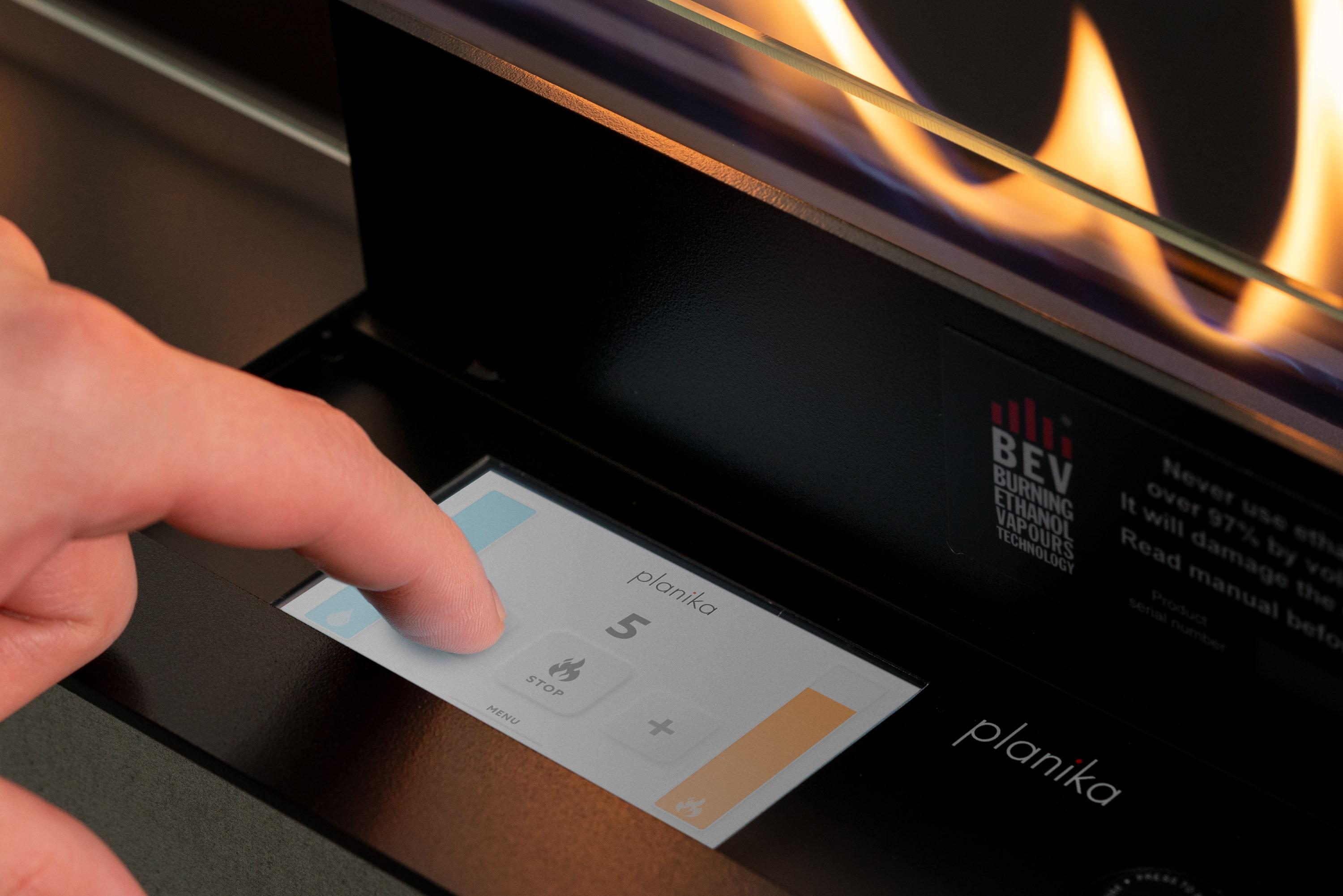 Detalle del panel de control digital para encendido automático de chimenea Planika 