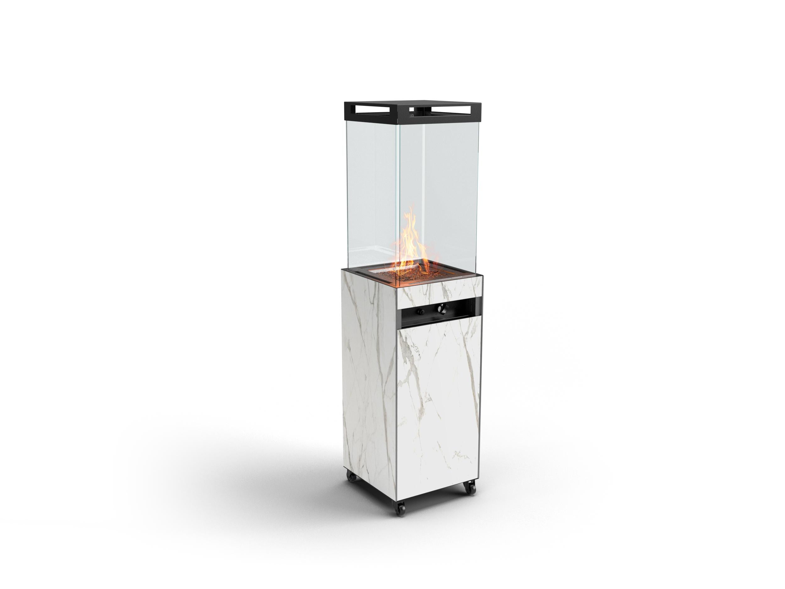 Columna de fuego Zoia con cubierta superior en acabado blanco mármol para exterior