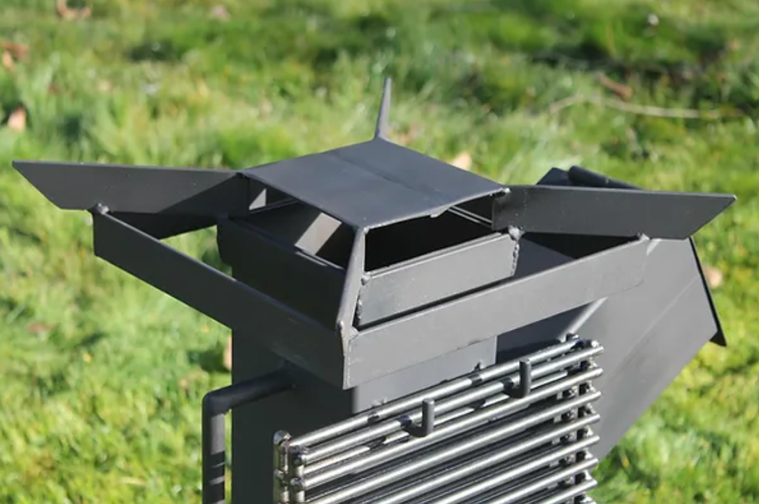Detalle del sistema de combustión tipo Rocket Stove de la barbacoa Salomon para un aprovechamiento máximo de la leña.


