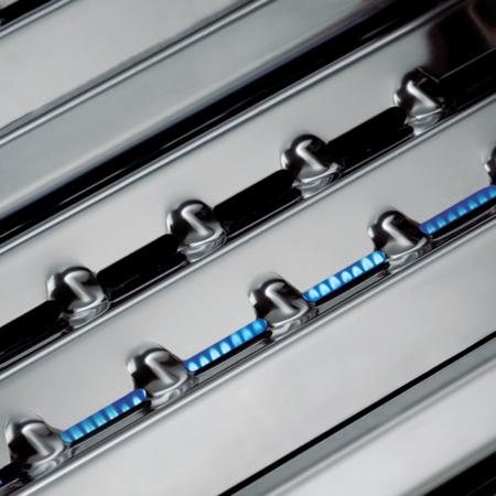 Detalle de los quemadores Dual-Tube de la barbacoa Regal 470 BI mostrando una distribución de calor uniforme