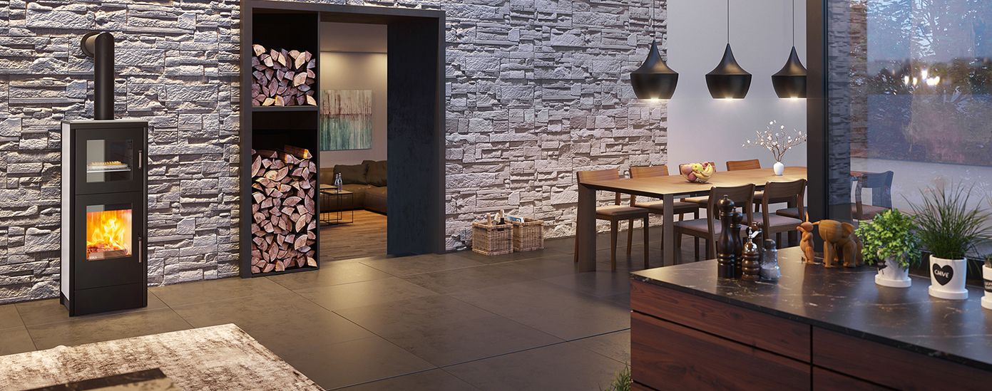 Estufa Rika Back instalada en un salón-comedor moderno, utilizada como sistema de calefacción y cocina sostenible.