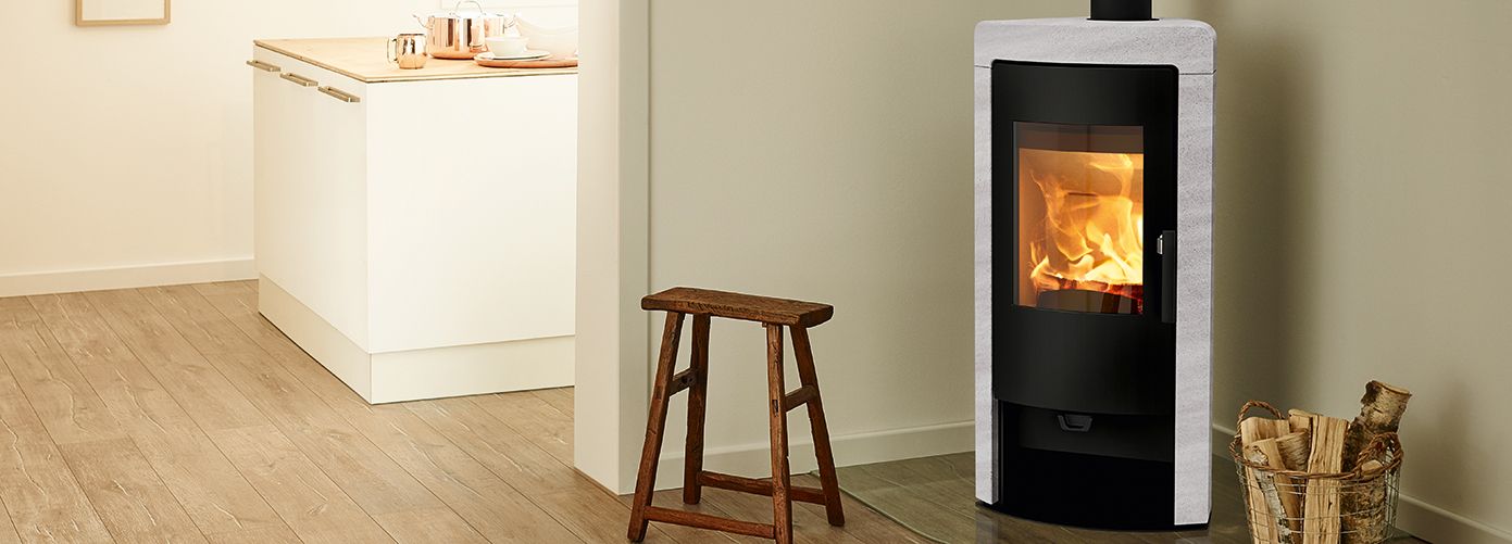 Estufa Rika Sol integrada en un salón minimalista, mostrando su silueta compacta y su funcionamiento silencioso