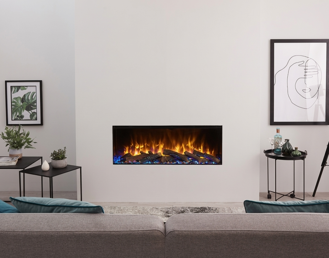 Decoración de salón contemporáneo con chimenea eléctrica panorámica British Fires con troncos cerámicos