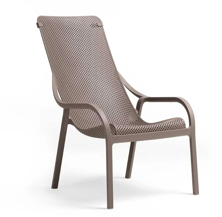 Sillón exterior Nardi Net Lounge color tortora con pinzas para toalla integradas y patas antideslizantes