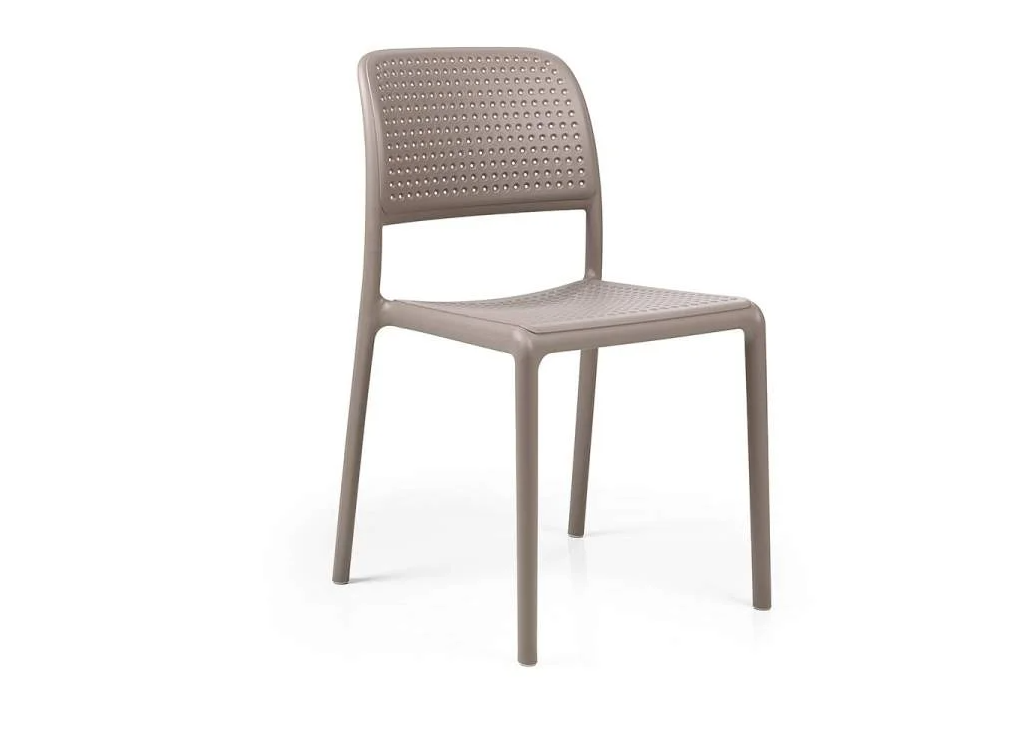 Silla apilable Nardi Bora Bistrot color tortora, fabricada en polipropileno reforzado con fibra de vidrio para máxima durabilidad.