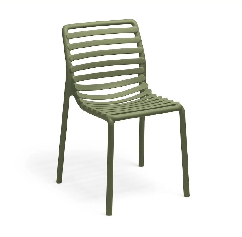 Silla apilable Nardi Doga Bistrot color agave, ideal para terrazas de cafeterías y proyectos contract sostenibles