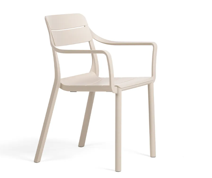 Silla Nardi Cassia con brazos en tono crema neutro para mobiliario de terraza profesional