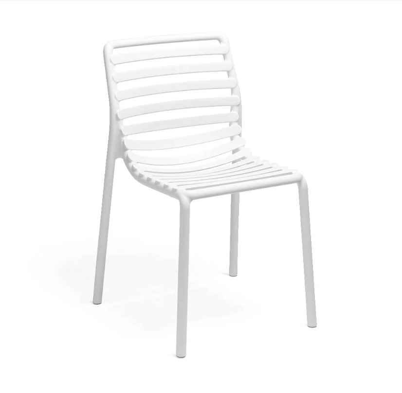 Silla Nardi Doga Bistrot blanca, diseño minimalista de listones horizontales para espacios exteriores elegantes.