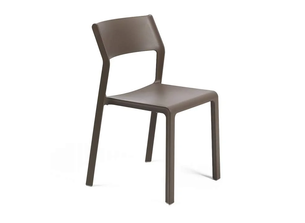 Silla Nardi Trill Bistrot color tabacco, inspirada en las formas de la madera con la durabilidad de la resina reforzada