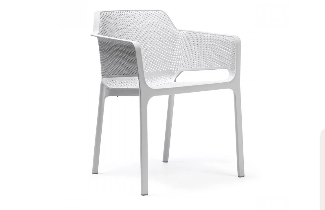 Silla blanca con brazos para comedor de exterior Nardi Net Chair, apilable y resistente a los rayos UV