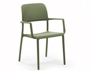 Silla con brazos para exterior Nardi Bora en color agave, con respaldo perforado y diseño ergonómico de resina de fibra de vidrio