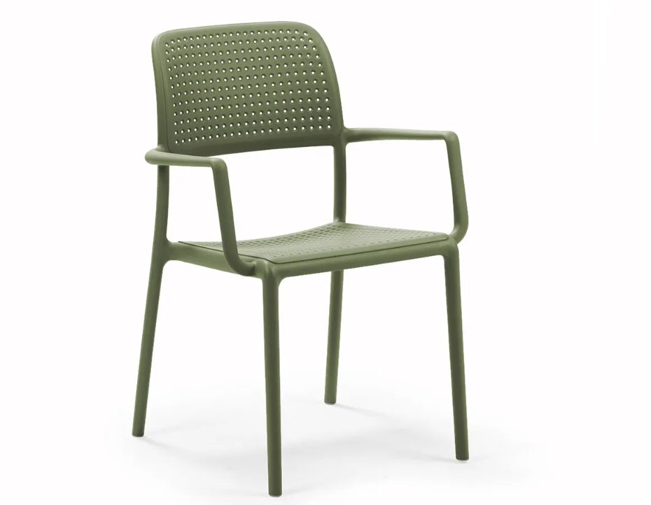 Silla con brazos para exterior Nardi Bora en color agave, con respaldo perforado y diseño ergonómico de resina de fibra de vidrio