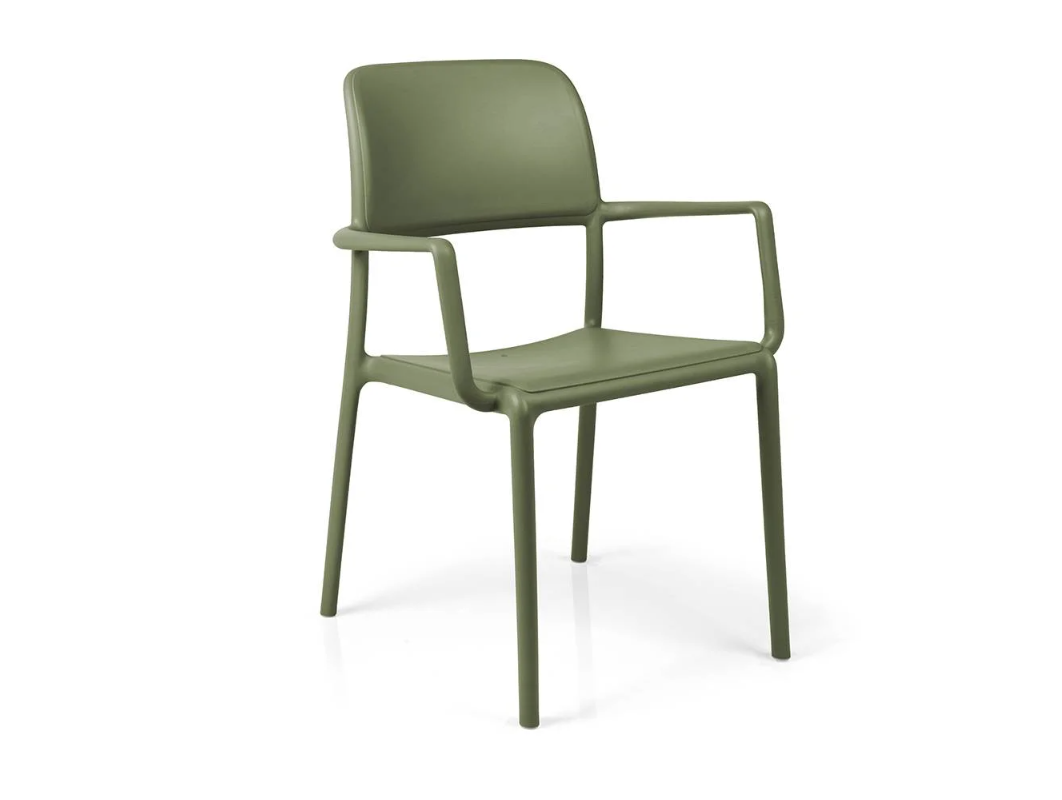 Silla de exterior con brazos Nardi Riva en color agave, fabricada en resina de fibra de vidrio con acabado mate y diseño ergonómico
