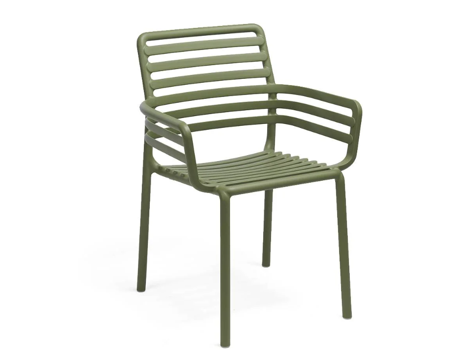 Silla con reposabrazos Nardi Doga color agave, fabricada en resina de fibra de vidrio tratada para máxima resistencia exterior.