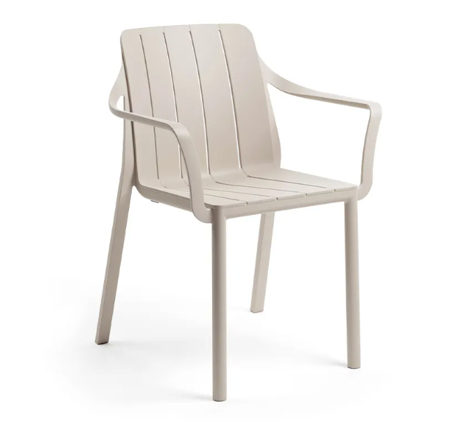 Silla con reposabrazos Nardi Tiberina color gesso, fabricada en resina de fibra de vidrio resistente a la intemperie.