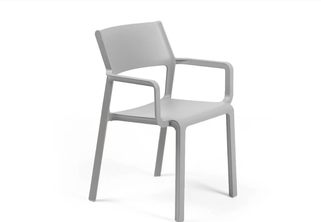 Silla con reposabrazos Nardi Trill Armchair color gris claro, apilable y fabricada en polipropileno de alta resistencia