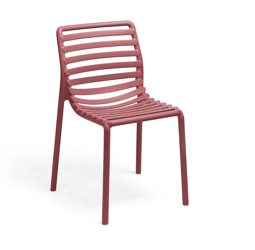 Silla compacta Nardi Doga Bistrot color amaranto, perfecta para optimizar espacio en mesas de jardín