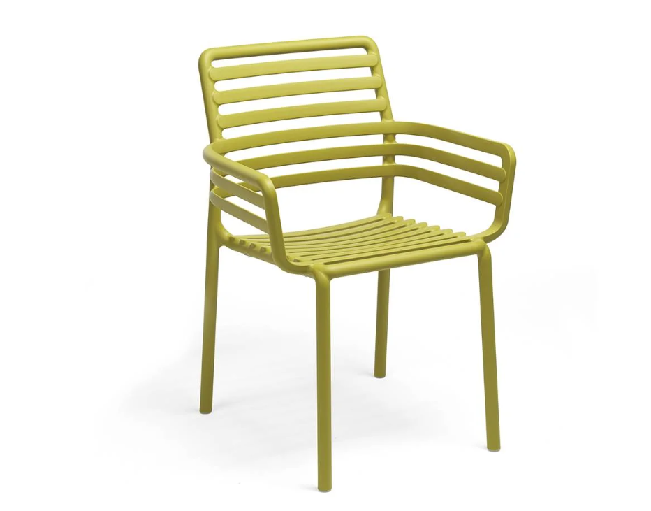 Silla apilable Nardi Doga color pera (amarillo), perfecta para añadir un toque de color vibrante a la terraza