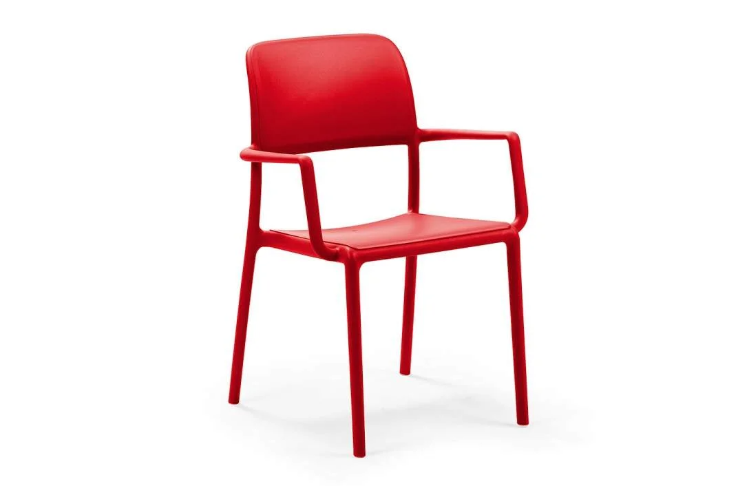 Silla de diseño italiano Nardi Riva en color rojo coral, aportando un toque vibrante y elegante a espacios exteriores.