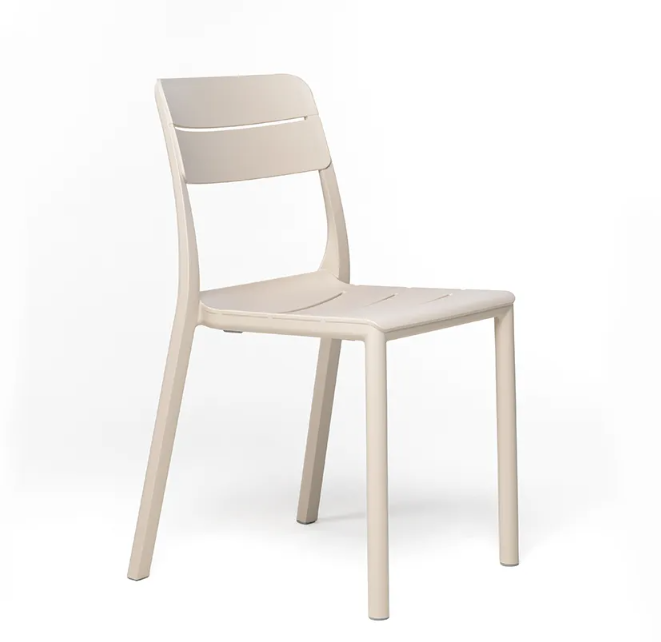 Silla Nardi Cassia Bristot en tono crema neutro, ligera y resistente para uso profesional en exteriores.