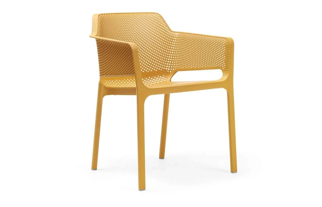 Silla de exterior Nardi Net Chair en color mostaza, con reposabrazos y diseño de malla perforada en resina de fibra de vidrio