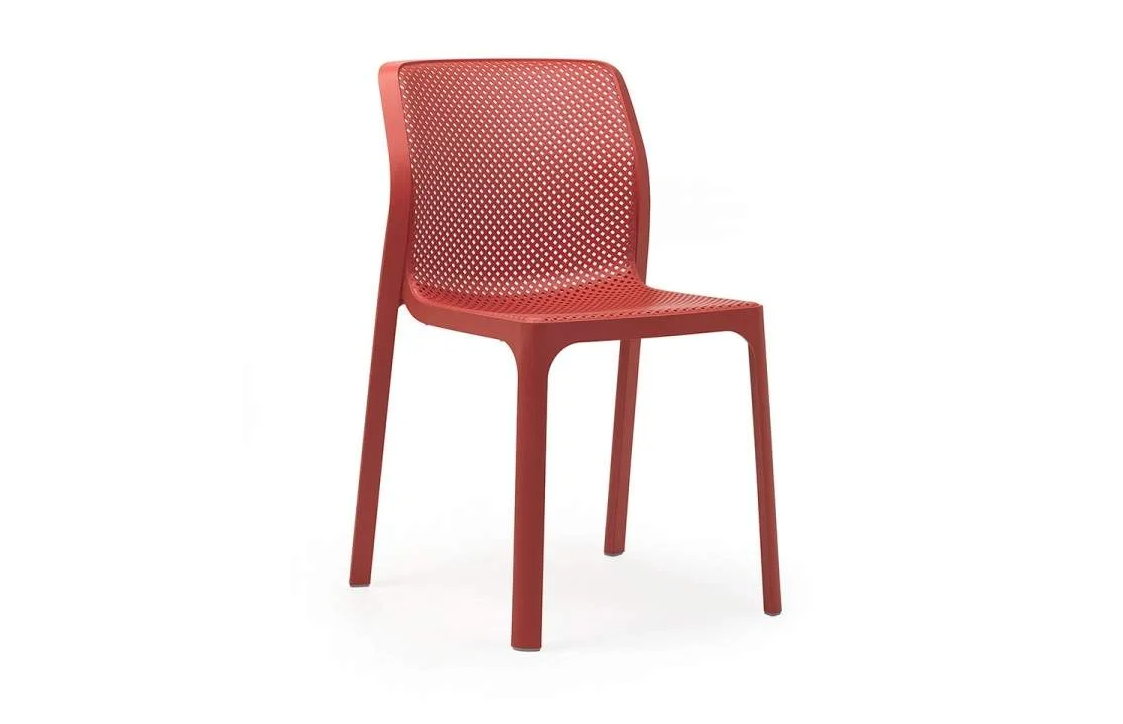 Silla para exterior Nardi Bit en color coral, diseño sin brazos con patrón de perforaciones cuadradas y acabado mate