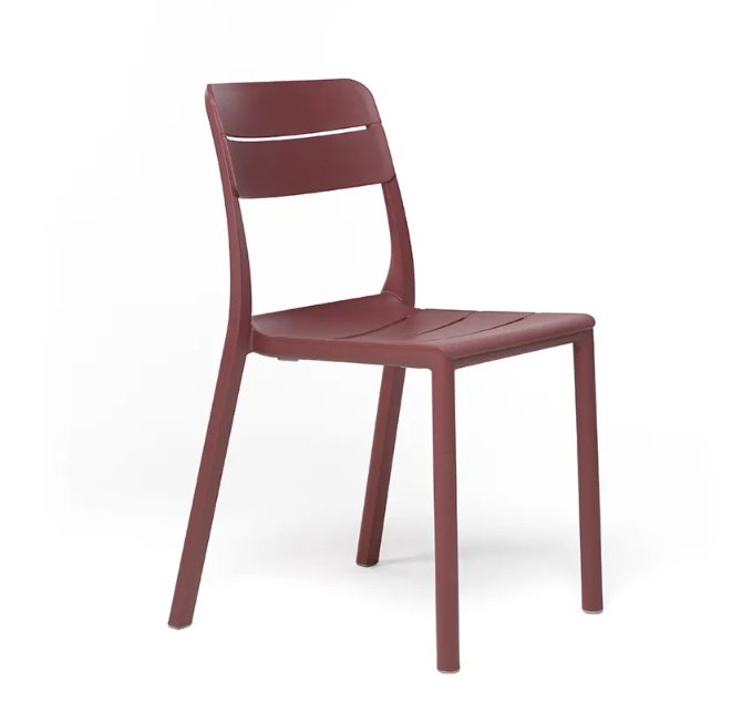 Silla bistró apilable Nardi Cassia Bristot color amaranto para cafeterías y terrazas modernas