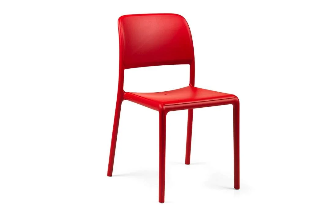 Silla de jardín Nardi en color rojo vibrante, fabricada en polipropileno reforzado.