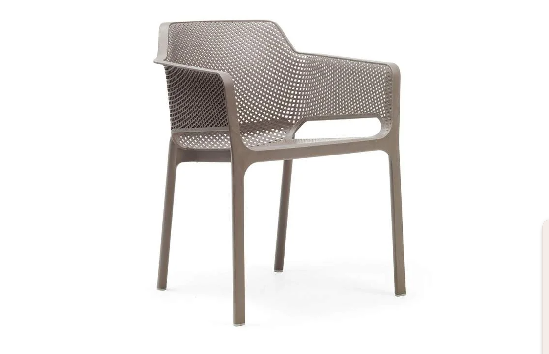Silla moderna para terraza Nardi Net Chair color tortora con acabado mate y tacos antideslizantes