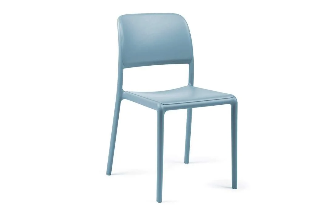 Silla de exterior Nardi en color azul celeste, ideal para ambientes costeros o piscinas.