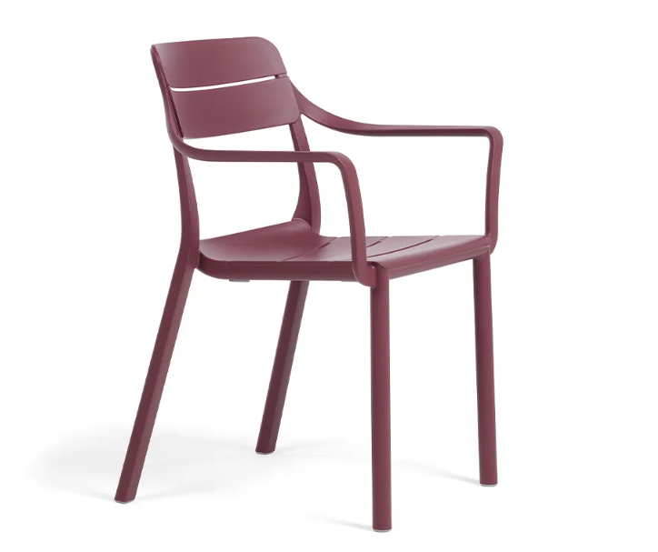 Silla con reposabrazos Nardi Cassia color amaranto para terrazas de diseño y hostelería