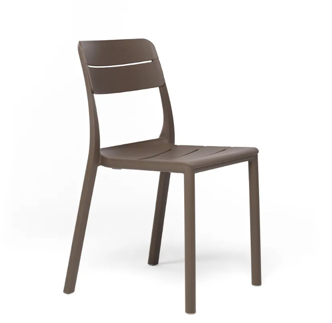 Silla sostenible Nardi Cassia Bristot color tabacco fabricada con plástico reciclado de alta calidad