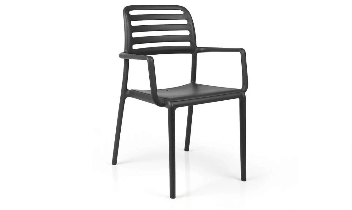 Silla de exterior Nardi Costa color antracita con reposabrazos, apilable y resistente.