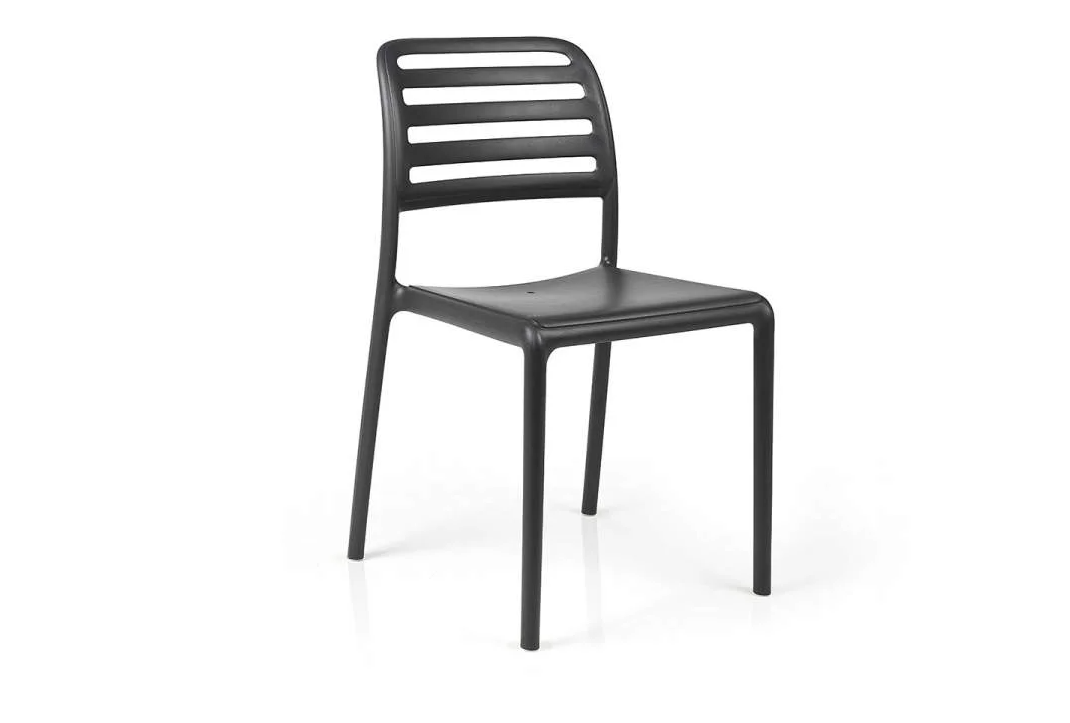 Silla de exterior sin brazos Nardi Costa Bistrot en color antracita, apilable y ligera.