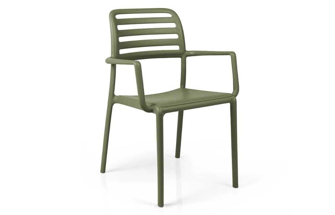 Silla con brazos Nardi Costa en color Agave, ideal para integrarse en paisajes verdes.