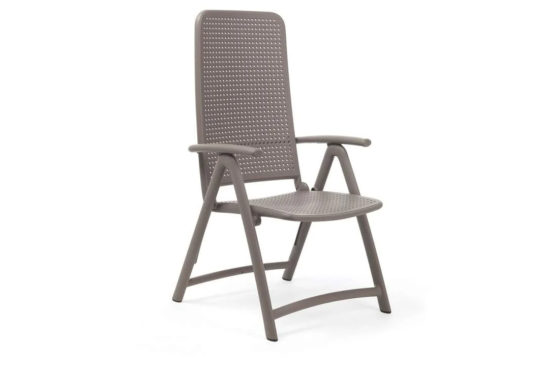 Silla Nardi Darsena color tórtora, diseño italiano plegable para fácil almacenaje