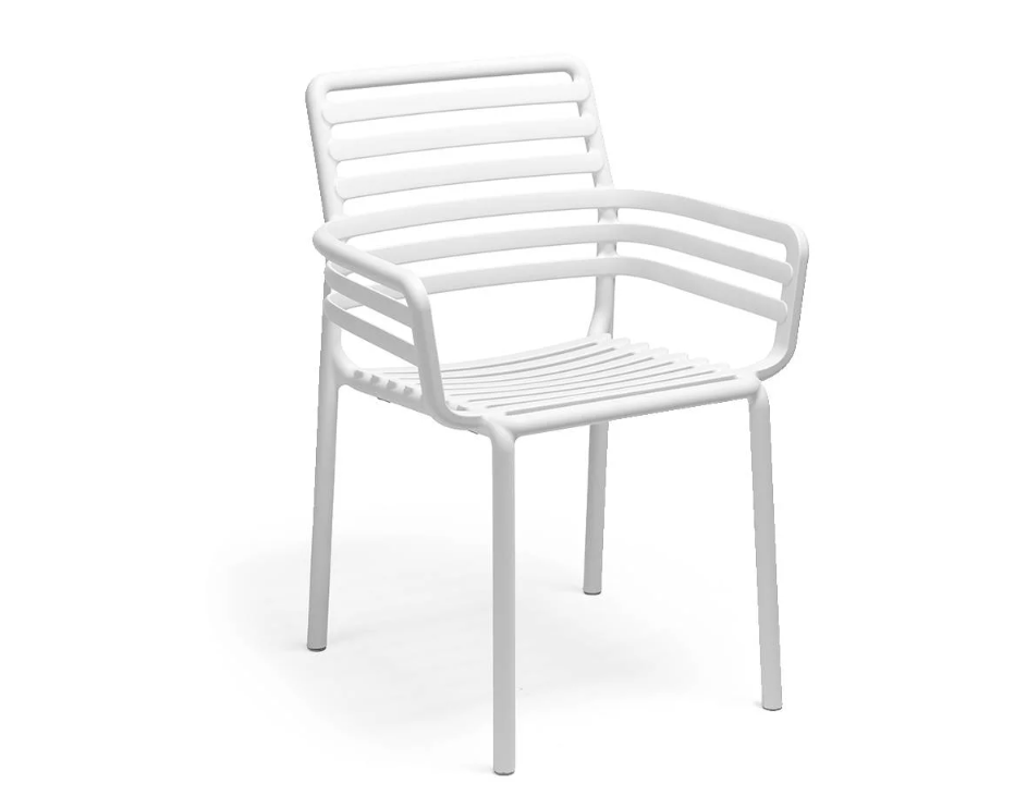 Silla de diseño Nardi Doga blanca con brazos, ideal para comedores de exterior modernos y minimalistas.