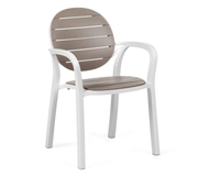 Silla con brazos Nardi Palma, fabricada en resina de fibra de vidrio para exterior.