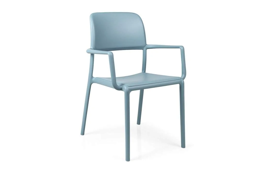 Silla Nardi Riva en color azul celeste, ligera y apilable para optimizar el almacenamiento en balcones y jardines