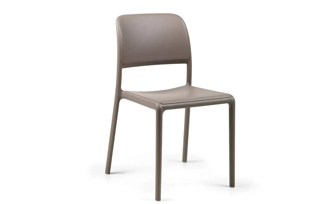 Silla Nardi color tórtora (beige grisáceo) de estilo minimalista para exteriores.