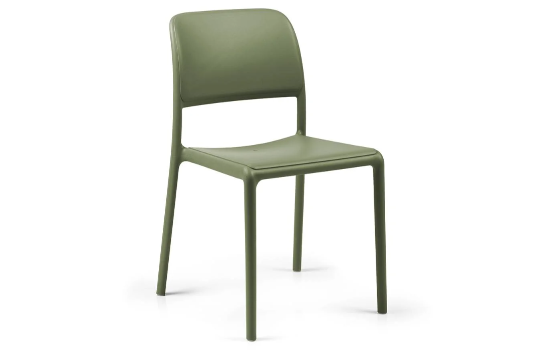 Silla Nardi color verde sauce, perfecta para integrar en entornos naturales y jardines.