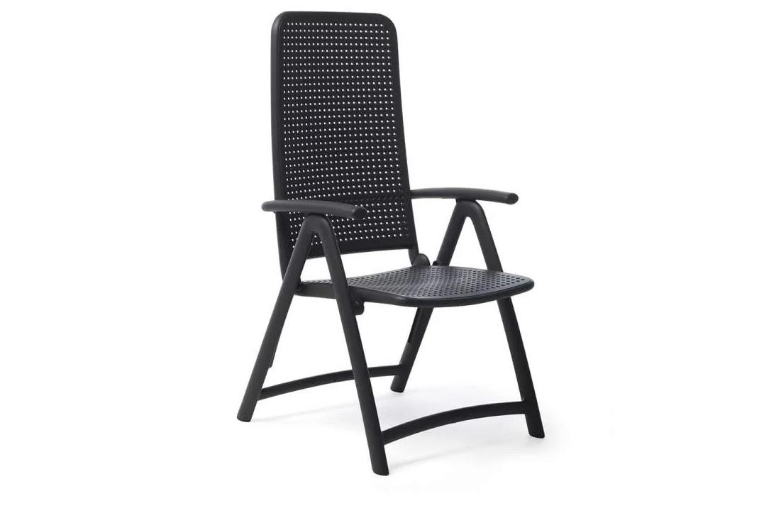 Silla de exterior reclinable Nardi Darsena en color antracita con respaldo alto.