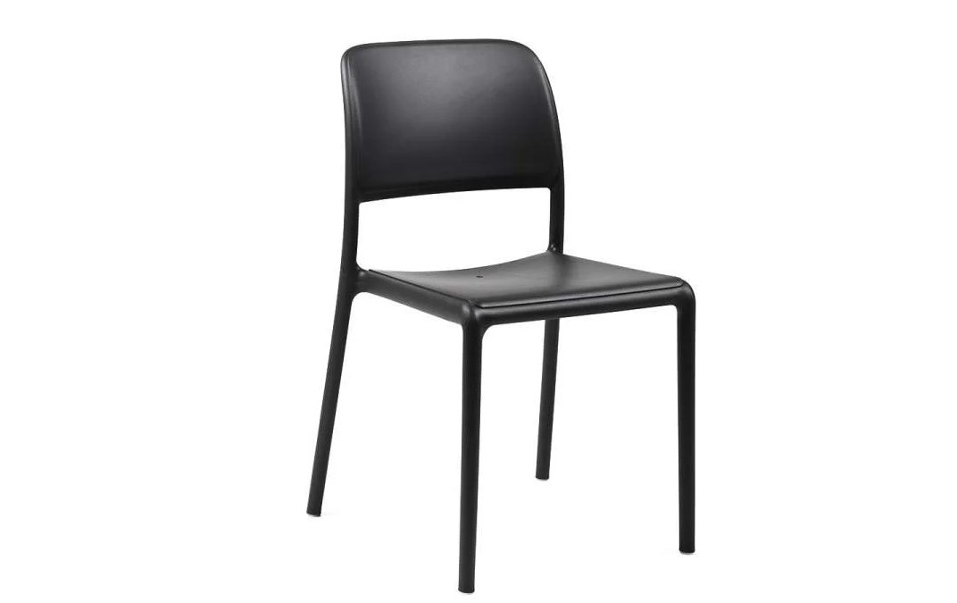 Silla Nardi color antracita (gris oscuro) para terrazas modernas y hostelería.