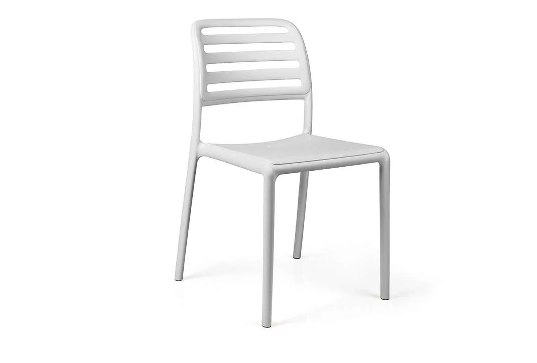Silla Nardi Costa Bistrot blanca, ideal para hostelería y comedores de exterior compactos.