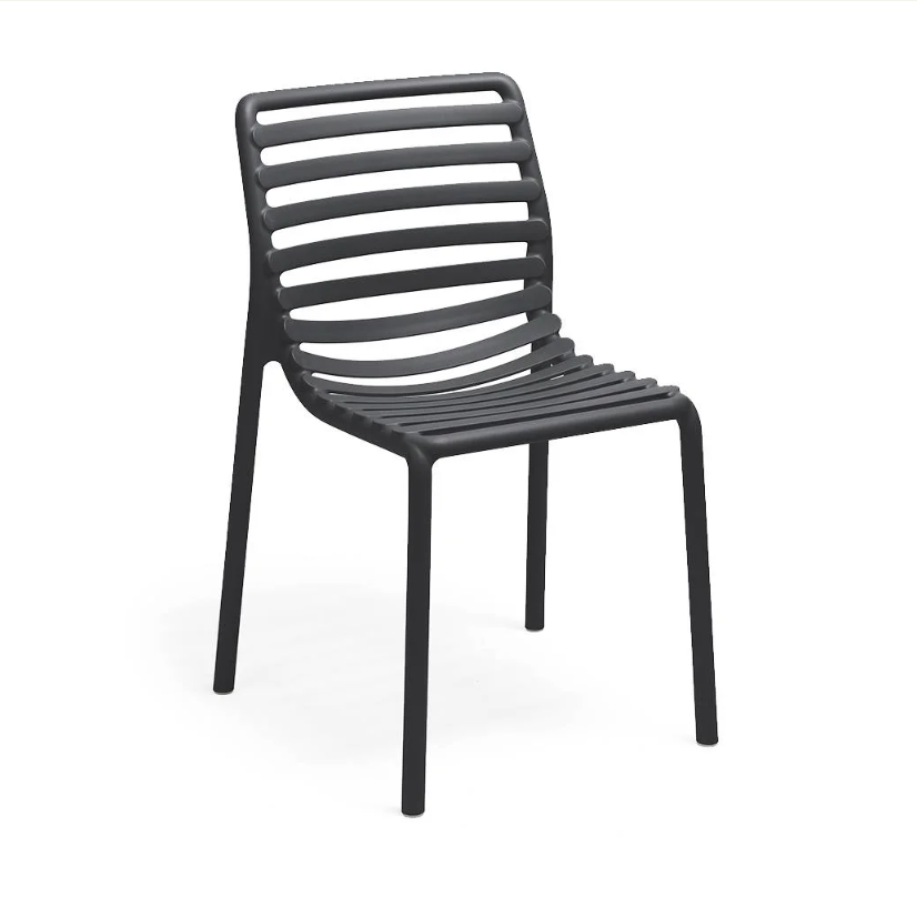 Silla de terraza moderna Nardi Doga Bistrot color antracita, ligera y duradera para uso profesional intensivo.