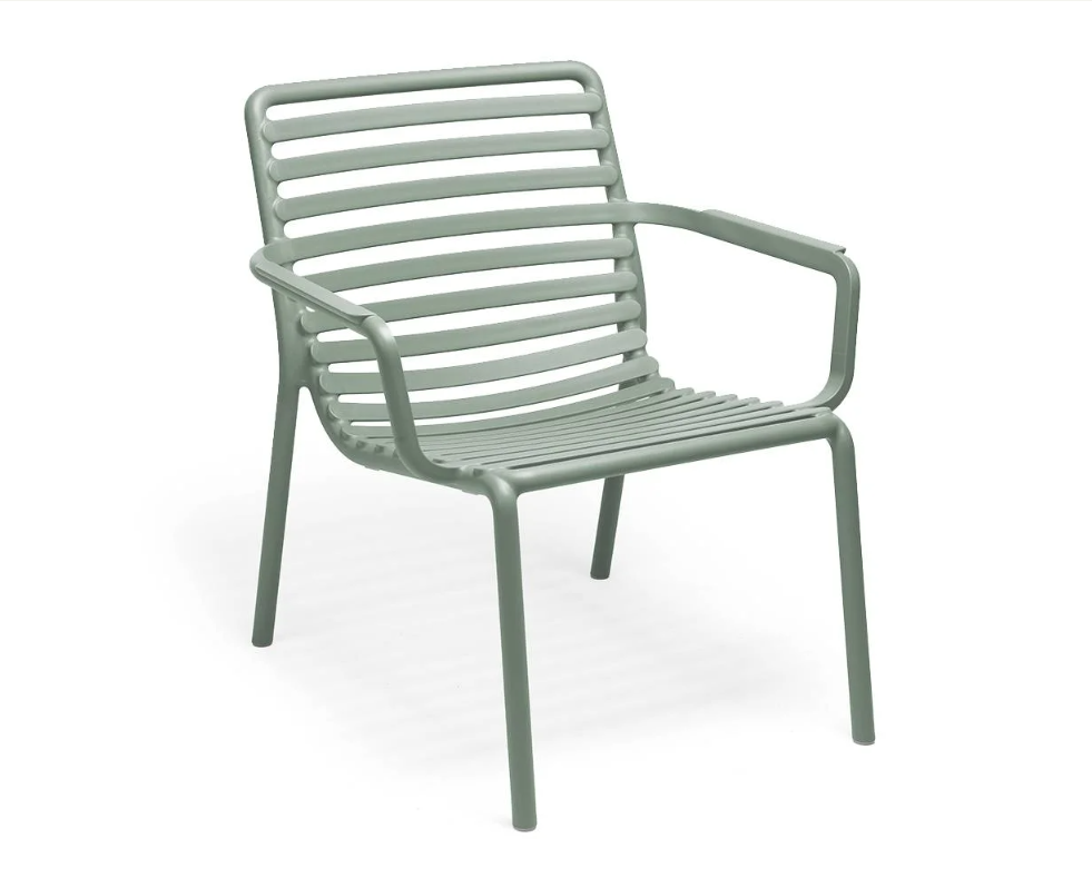 Sillón bajo para terraza Nardi Doga Relax color menta, diseño italiano apilable y resistente a la intemperie.