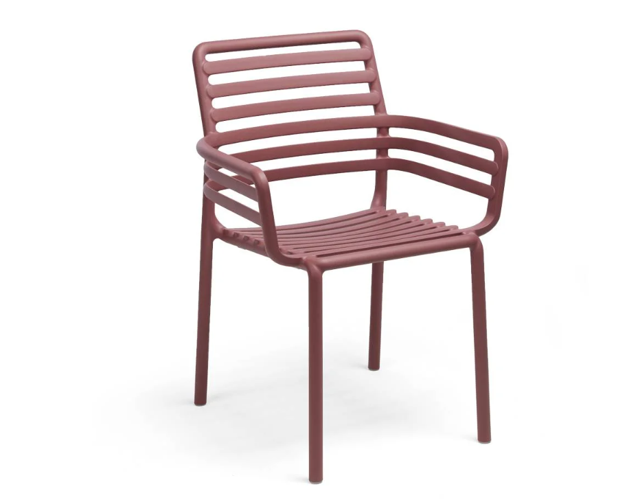 Sillón de exterior Nardi Doga Armchair en color amaranto con diseño ergonómico de listones horizontales y acabado mate