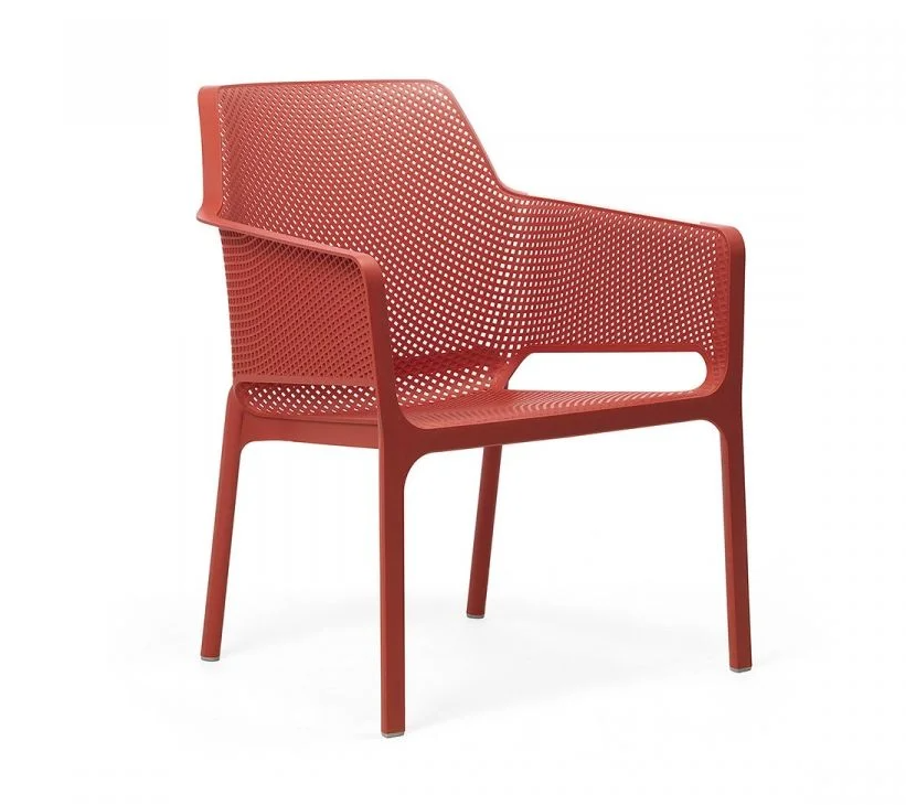 Sillón para exterior Nardi Net Relax en color coral, ligero y con patas equipadas con tacos antideslizantes.